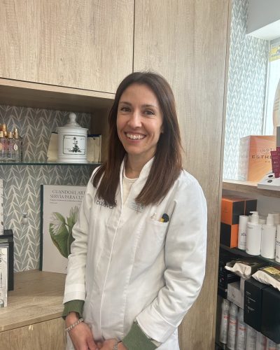 Lucía Caballero, farmacéutica adjunta y fisioterapeuta. Responsable de consulta dermocosmética personalizada
